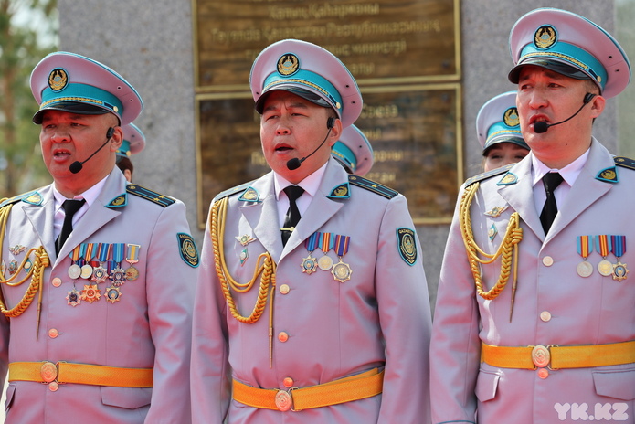 В Усть-Каменогорске к памятнику Первого министра обороны возложили цветы